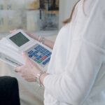 Anwenderin hält ein Rayocomp PS 10 mit Display und Tastenfeld in beiden Händen