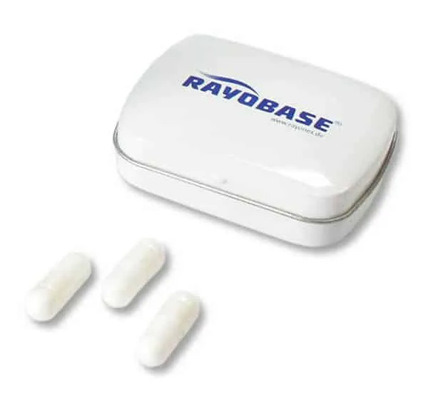 Kapseldose Rayobase®, weiße Taschendose mit Klappdeckel und drei weißen Kapseln