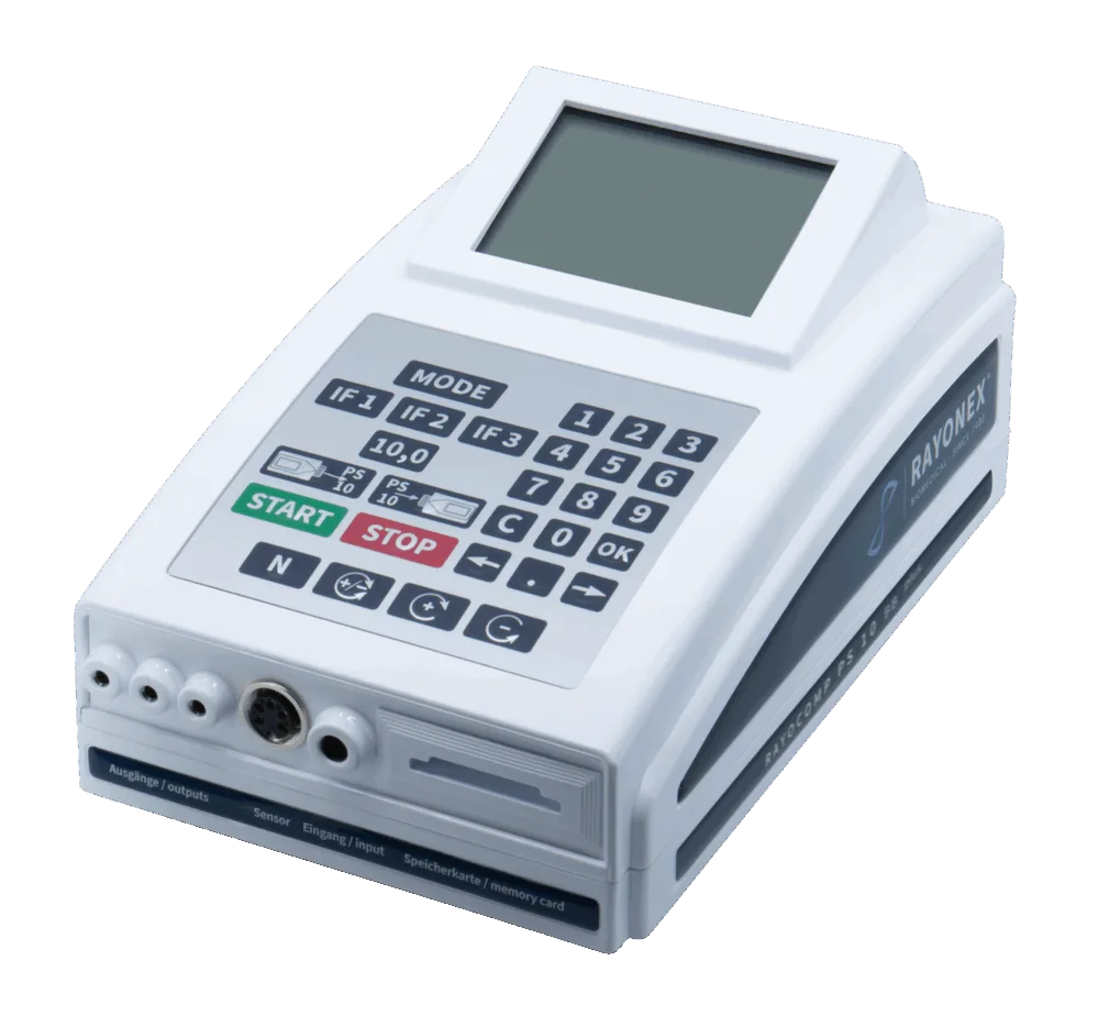 Rayocomp PS 10 BB plus in Schrägansicht mit Display, Tastenfeld und Anschlussbuchsen